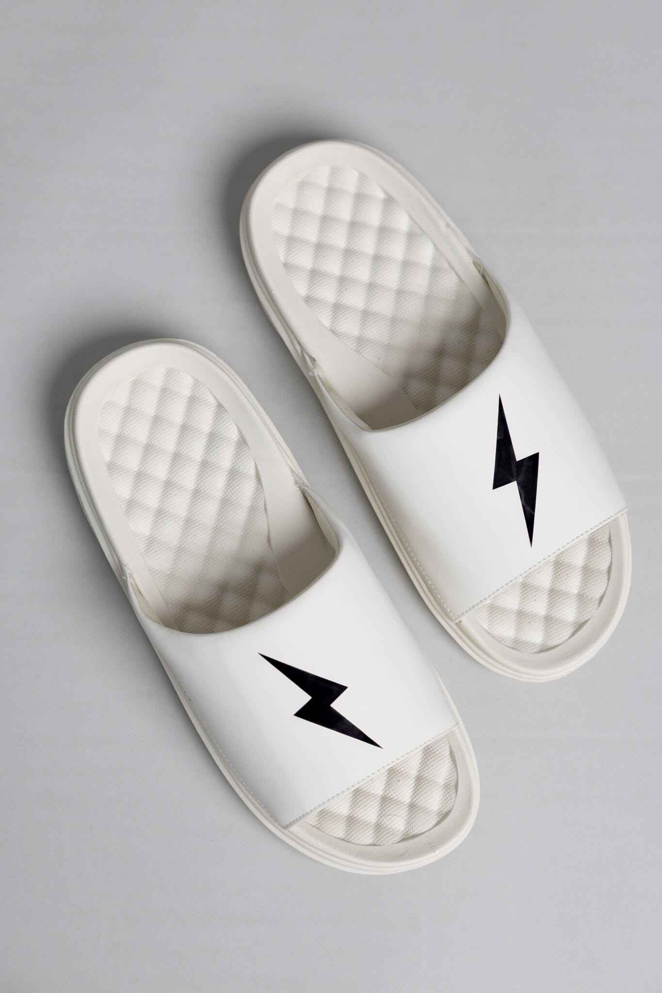 Motive Slides - Cream- quickbuy
